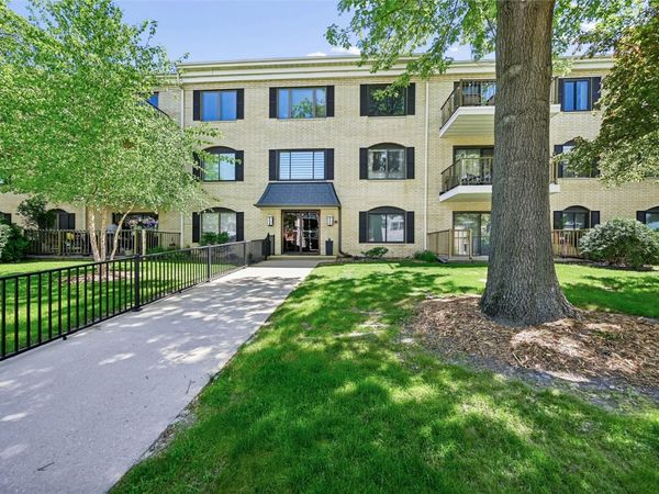 190 Cottage Grove Avenue SE, Unit 208, Cedar Rapids, IA 52403