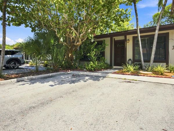 2221 Buttonwood Ave , Pembroke Pines, FL 33026