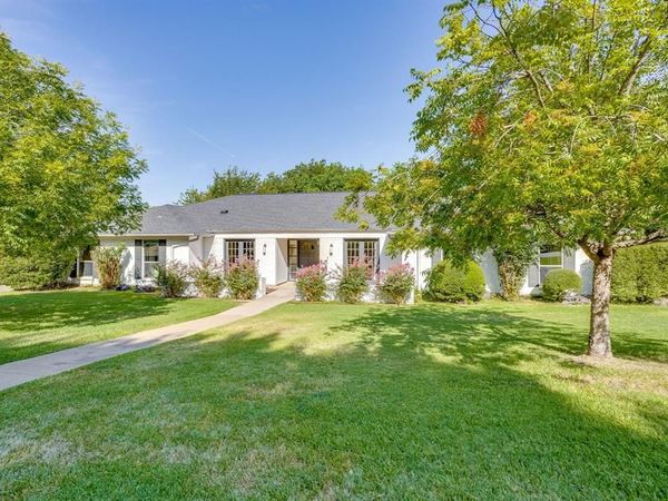 28 Bounty Road W, Benbrook, TX 76132