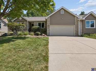 6931 Summerset Circle, Lincoln, NE 68516