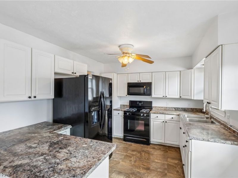 4137 Gary Avenue , Lorain, OH 44055 Photo 2
