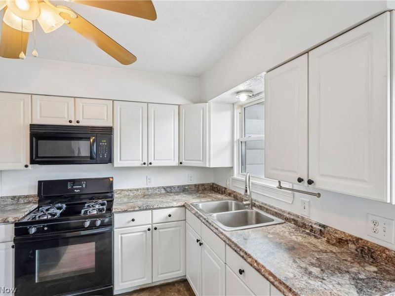 4137 Gary Avenue , Lorain, OH 44055 Photo 6