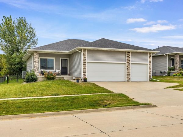 9914 Marnewood Drive, Johnston, IA 50131