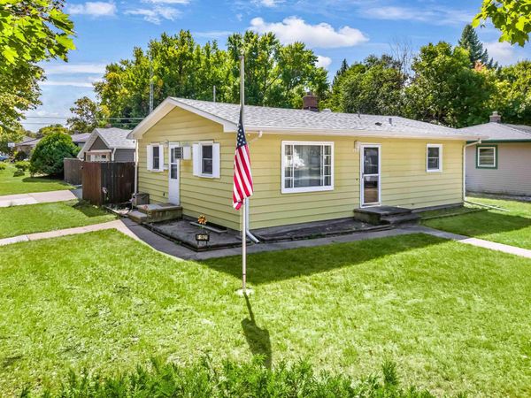 1921 N 10th Avenue N, Moorhead, MN 56560