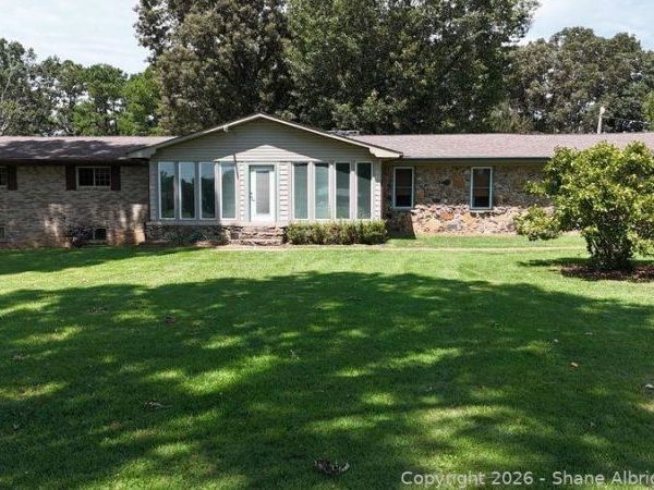 175 Lakewood View Dr, Muscle Shoals, AL 35661
