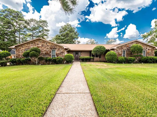 712 Woodview Dr, El Dorado, AR 71730