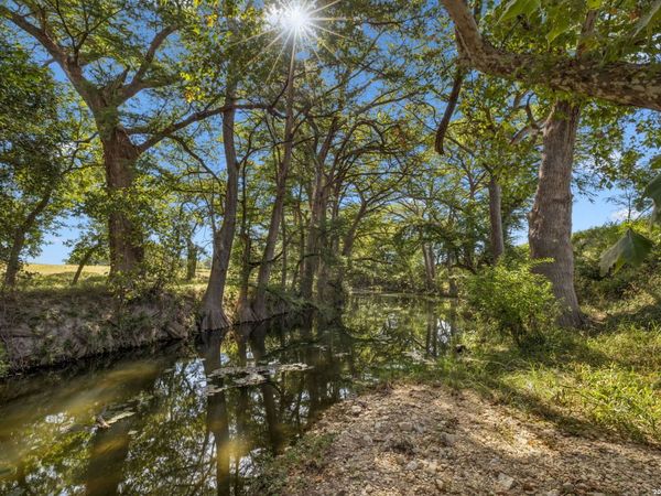2007 County Road 271, Rio Medina, TX 78066