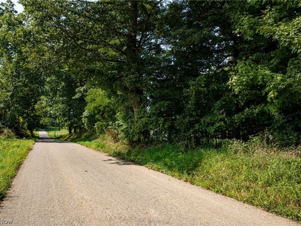 Smith Road SW, Navarre, OH 44662