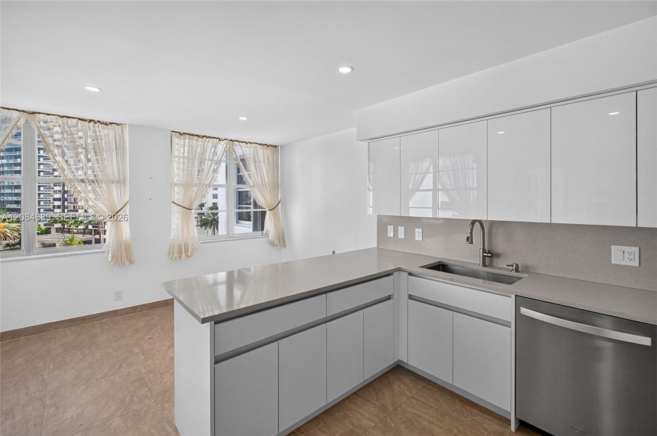 5660 W Collins Ave, Unit 6D, Miami Beach, FL 33140 Photo