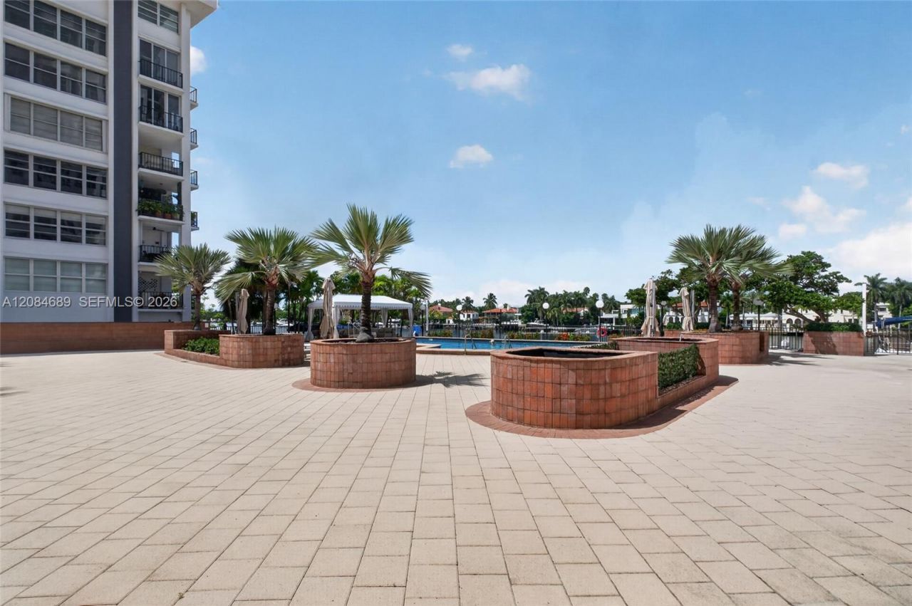 5660 W Collins Ave, Unit 6D, Miami Beach, FL 33140 Photo