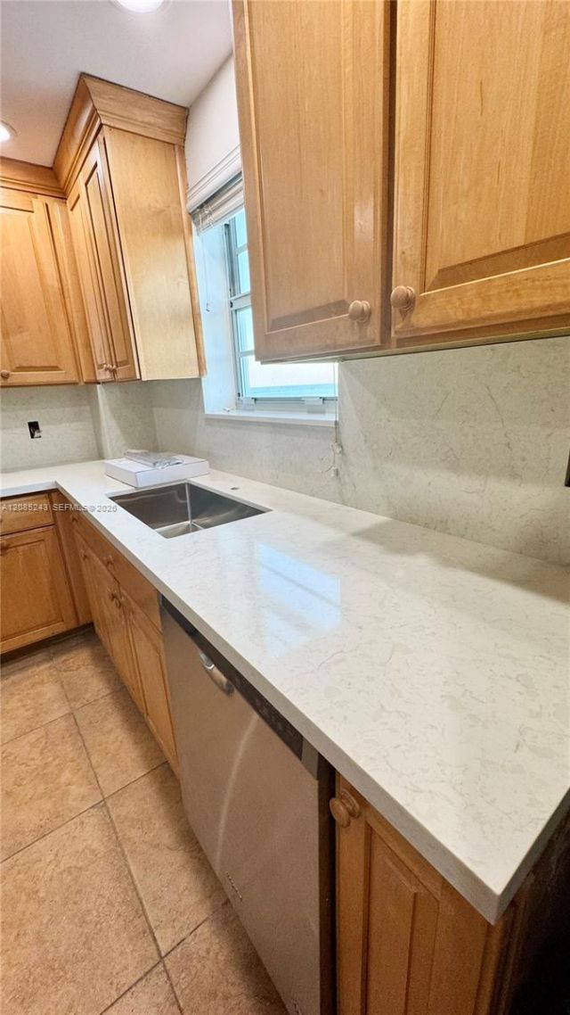 5825 Collins Ave, Unit 5G, Miami Beach, FL 33140 Photo