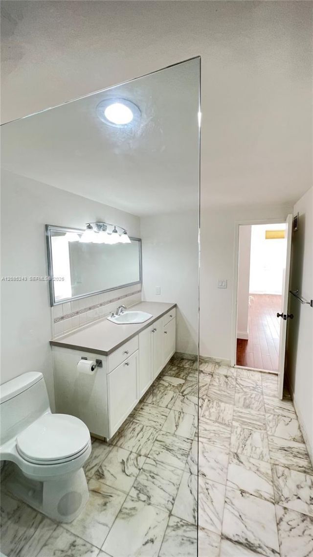 5825 Collins Ave, Unit 5G, Miami Beach, FL 33140 Photo