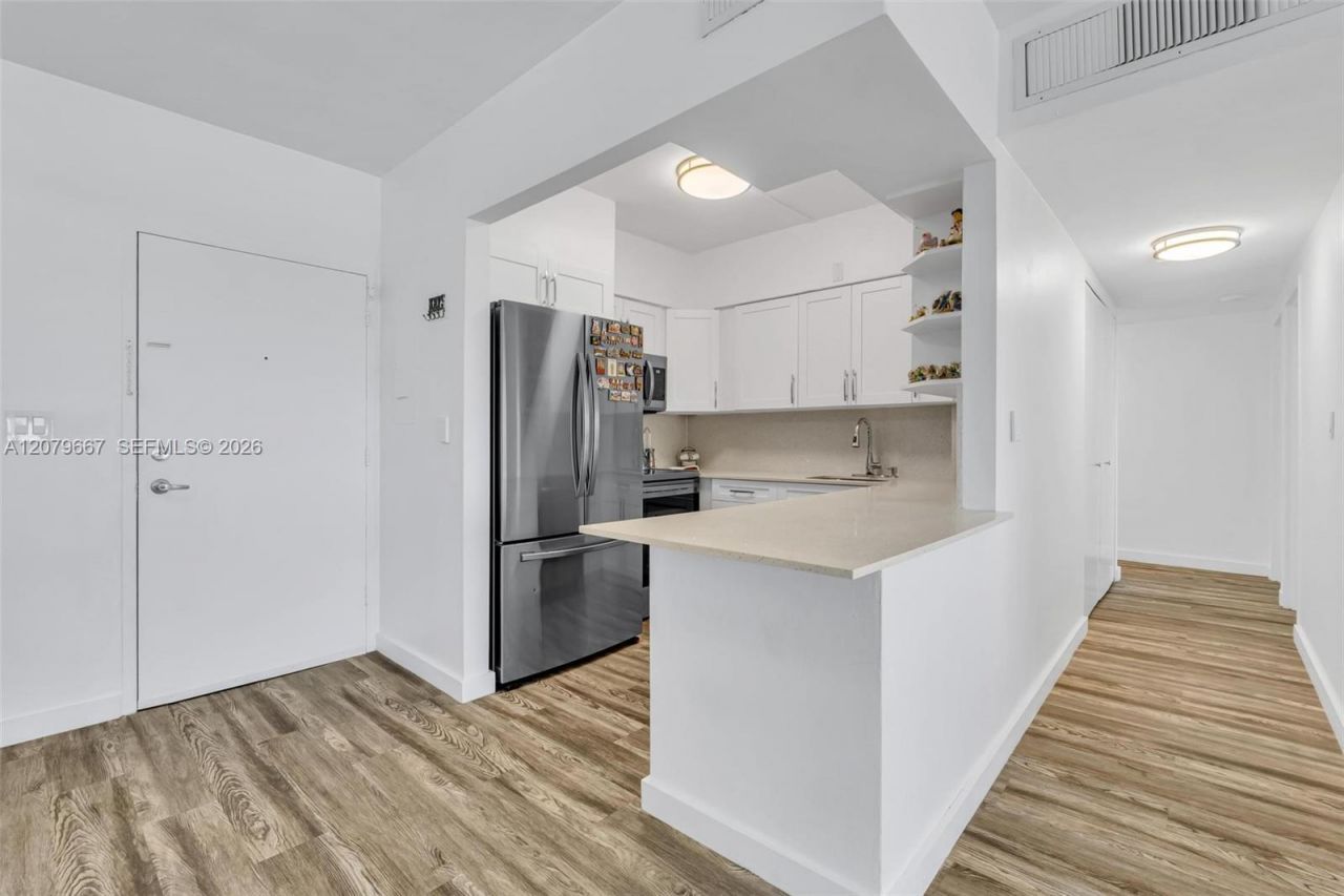 7441 Wayne, Unit 15I, Miami Beach, FL 33141 Photo