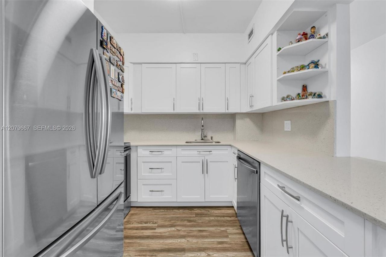 7441 Wayne, Unit 15I, Miami Beach, FL 33141 Photo