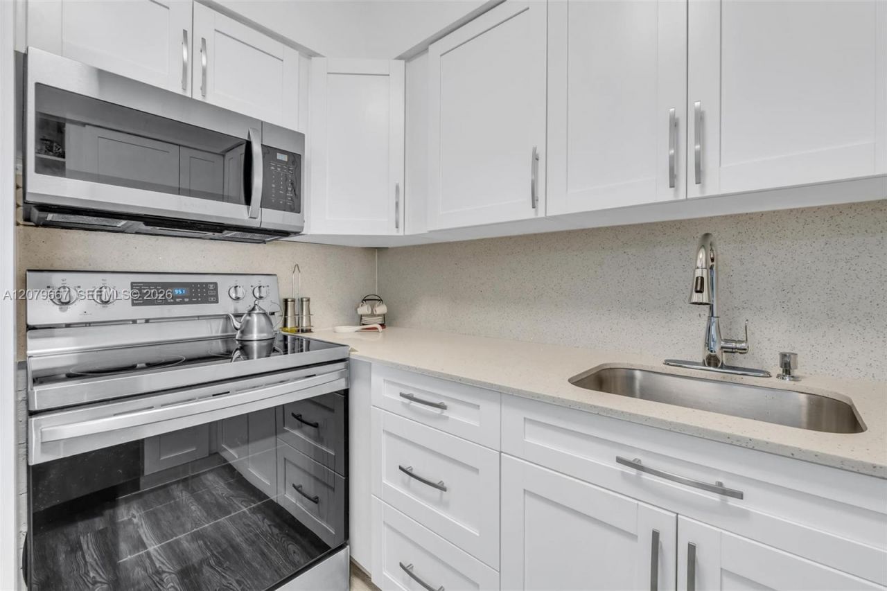 7441 Wayne, Unit 15I, Miami Beach, FL 33141 Photo