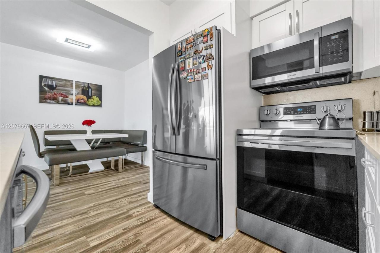 7441 Wayne, Unit 15I, Miami Beach, FL 33141 Photo