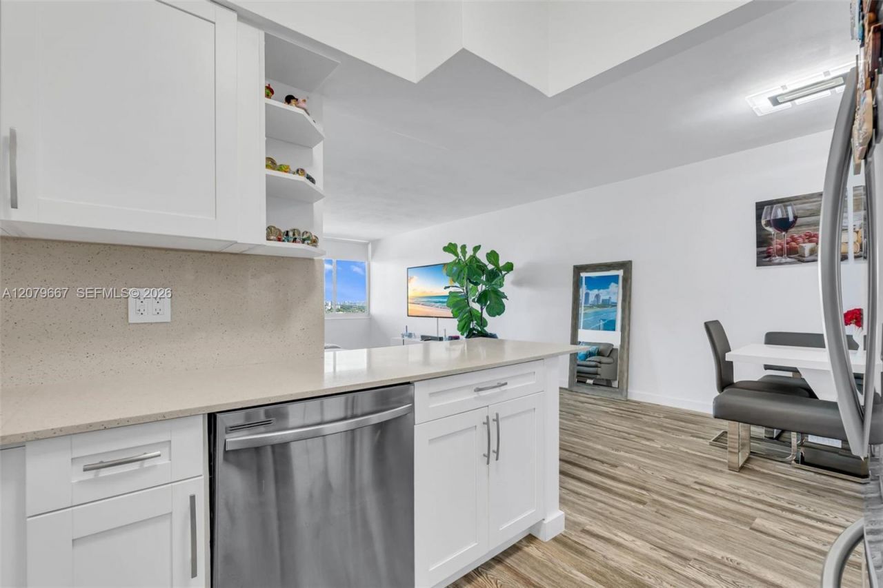 7441 Wayne, Unit 15I, Miami Beach, FL 33141 Photo