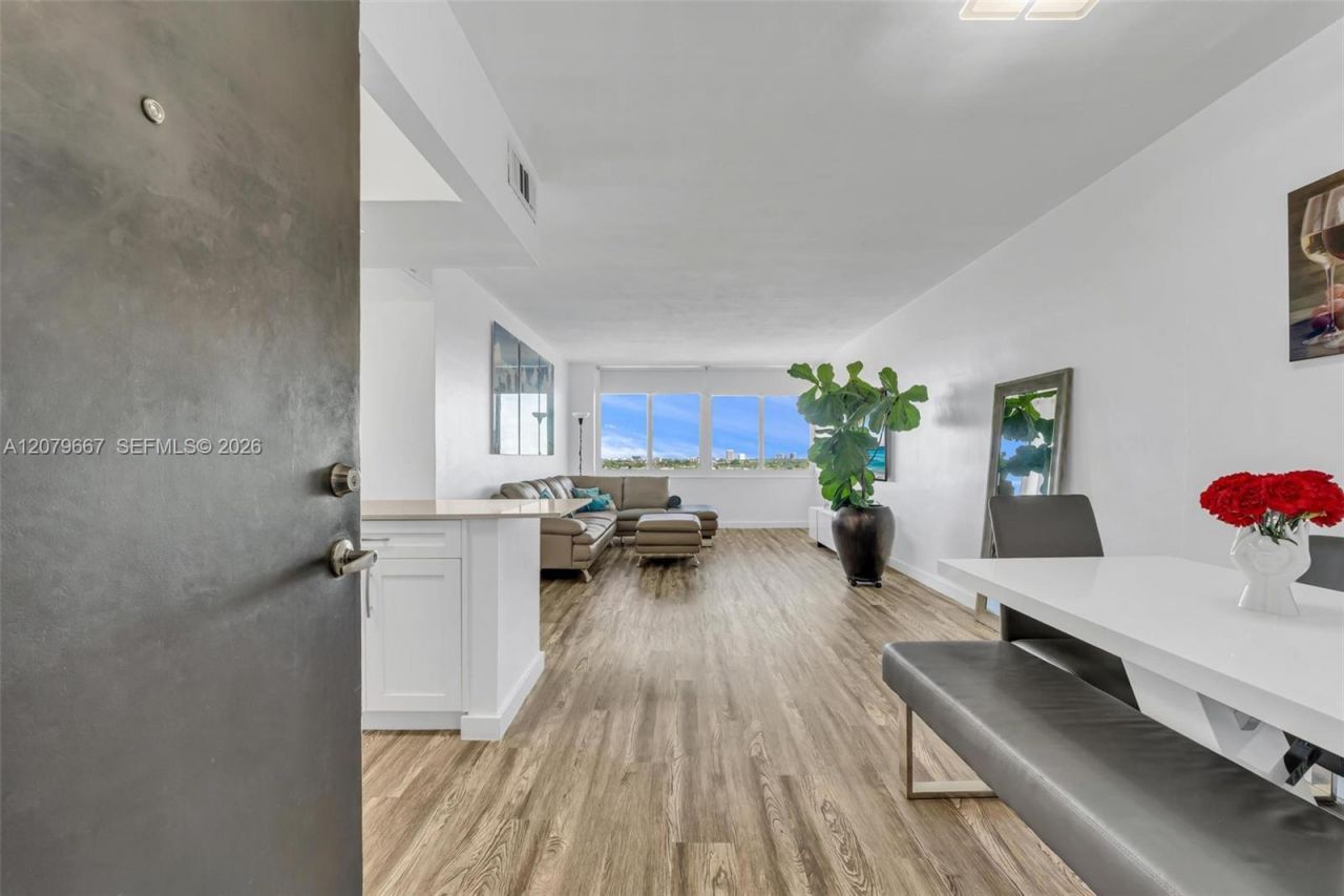 7441 Wayne, Unit 15I, Miami Beach, FL 33141 Photo