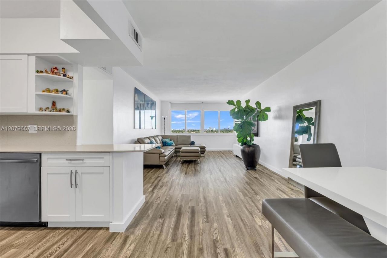 7441 Wayne, Unit 15I, Miami Beach, FL 33141 Photo