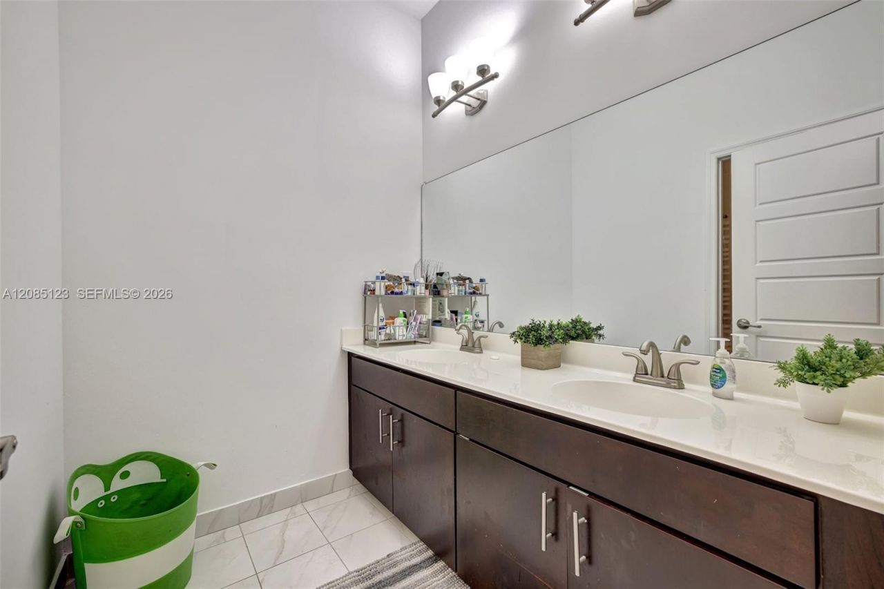 657 NE 191st St, Miami, FL 33179 Photo