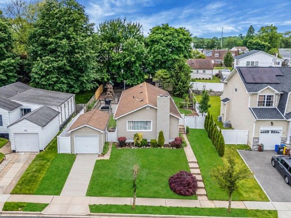 5 Willets Drive , Syosset, NY 11791