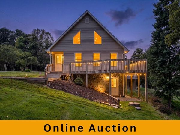 200 Sterling CIR, Union Hall, VA 24176