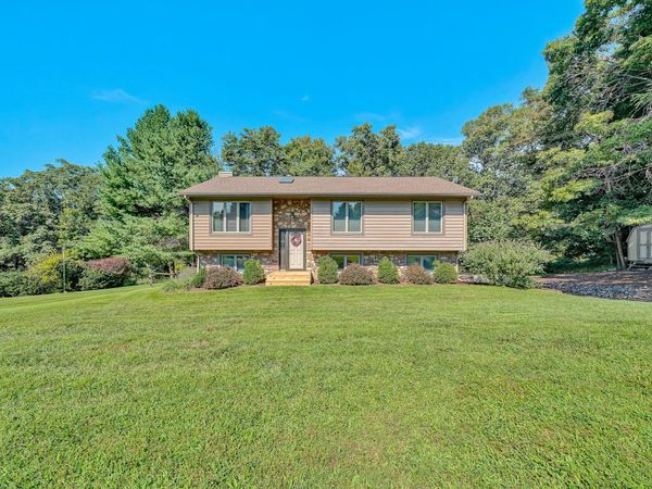 8034 Forest Edge DR, Roanoke, VA 24018