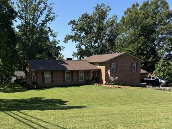 13 Nottingham LN , Bassett, VA 24055