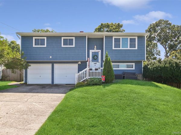 6 Rhodes Court , Selden, NY 11784