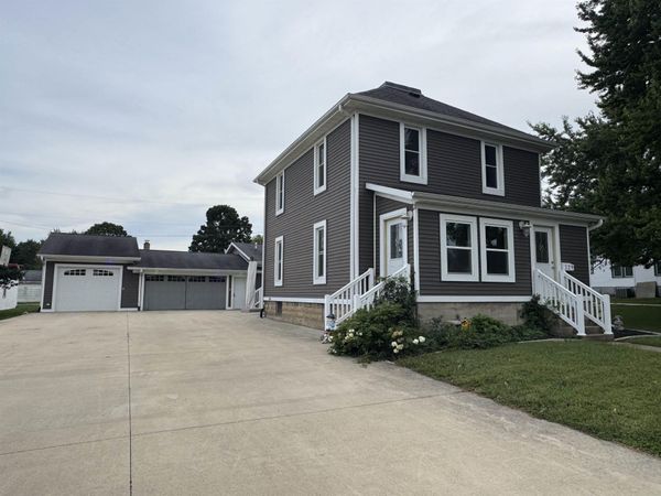 129 W Grand Street, Monticello, IA 52310