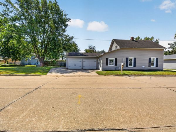 303 W Price Street , Eldridge, IA 52748