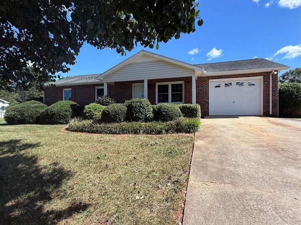 869 Crystal Springs Drive, Lincolnton, NC 28092
