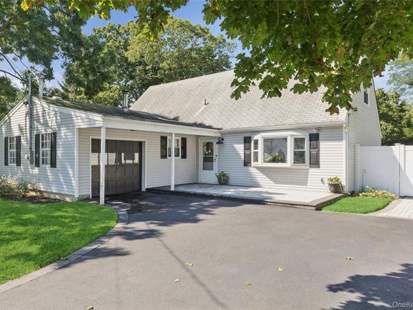 26 Avenue D , Holbrook, NY 11741