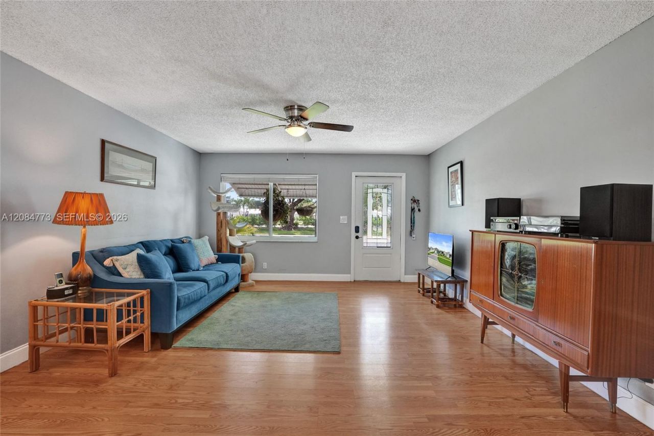 2083 SW 13th Ave, Boynton Beach, FL 33426 Photo
