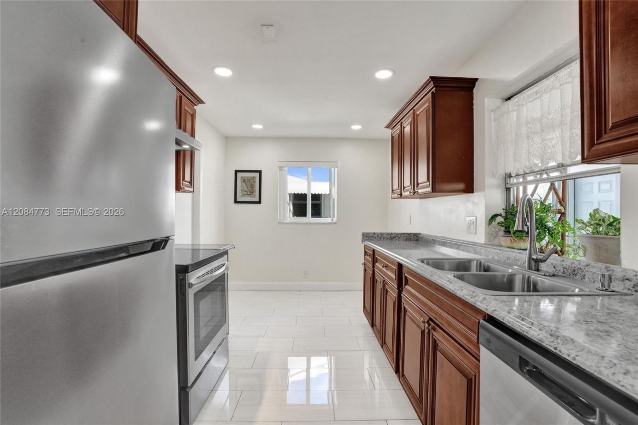 2083 SW 13th Ave, Boynton Beach, FL 33426 Photo