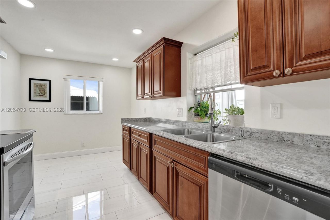 2083 SW 13th Ave, Boynton Beach, FL 33426 Photo