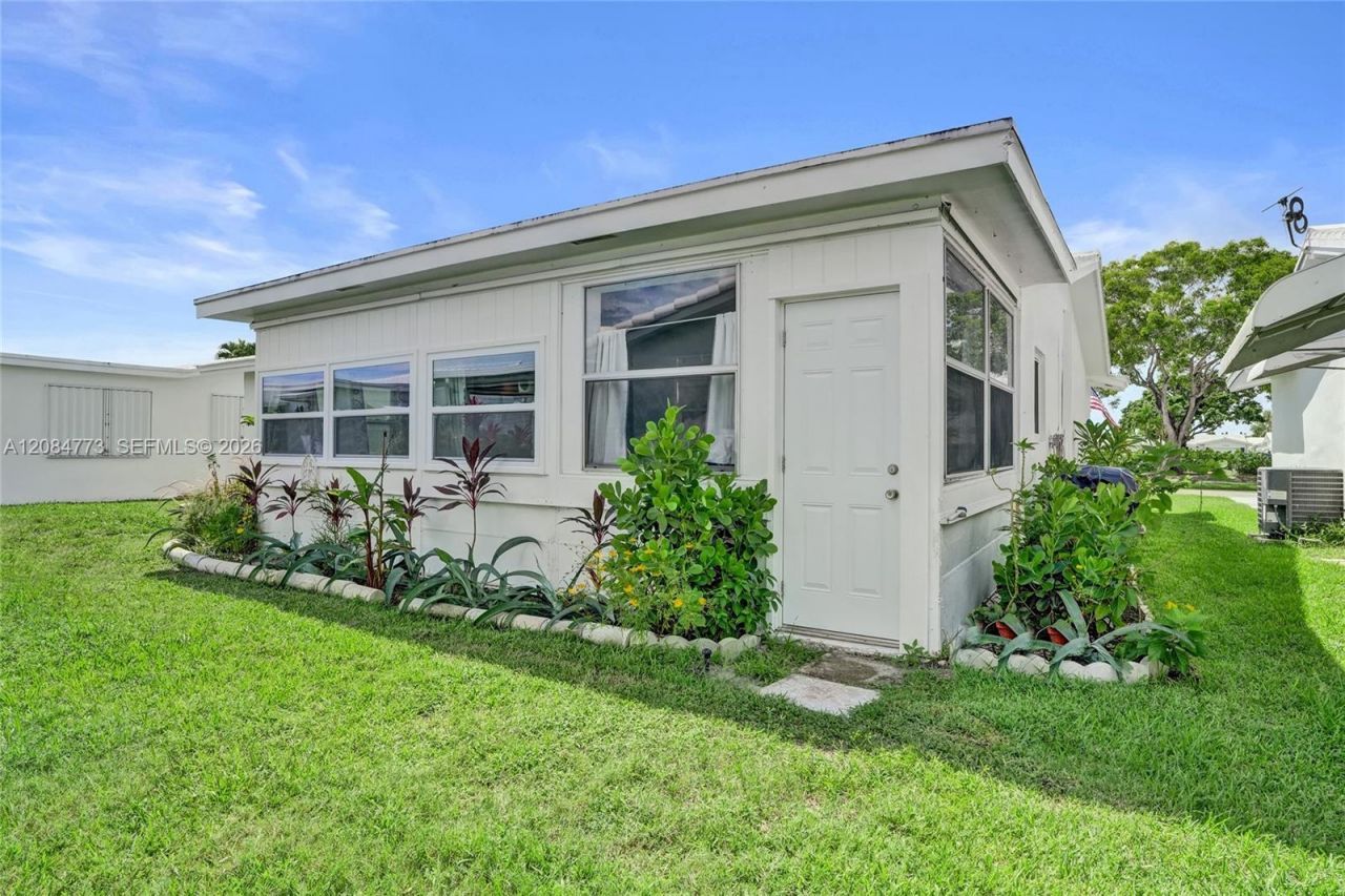 2083 SW 13th Ave, Boynton Beach, FL 33426 Photo