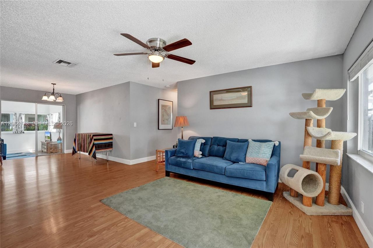 2083 SW 13th Ave, Boynton Beach, FL 33426 Photo