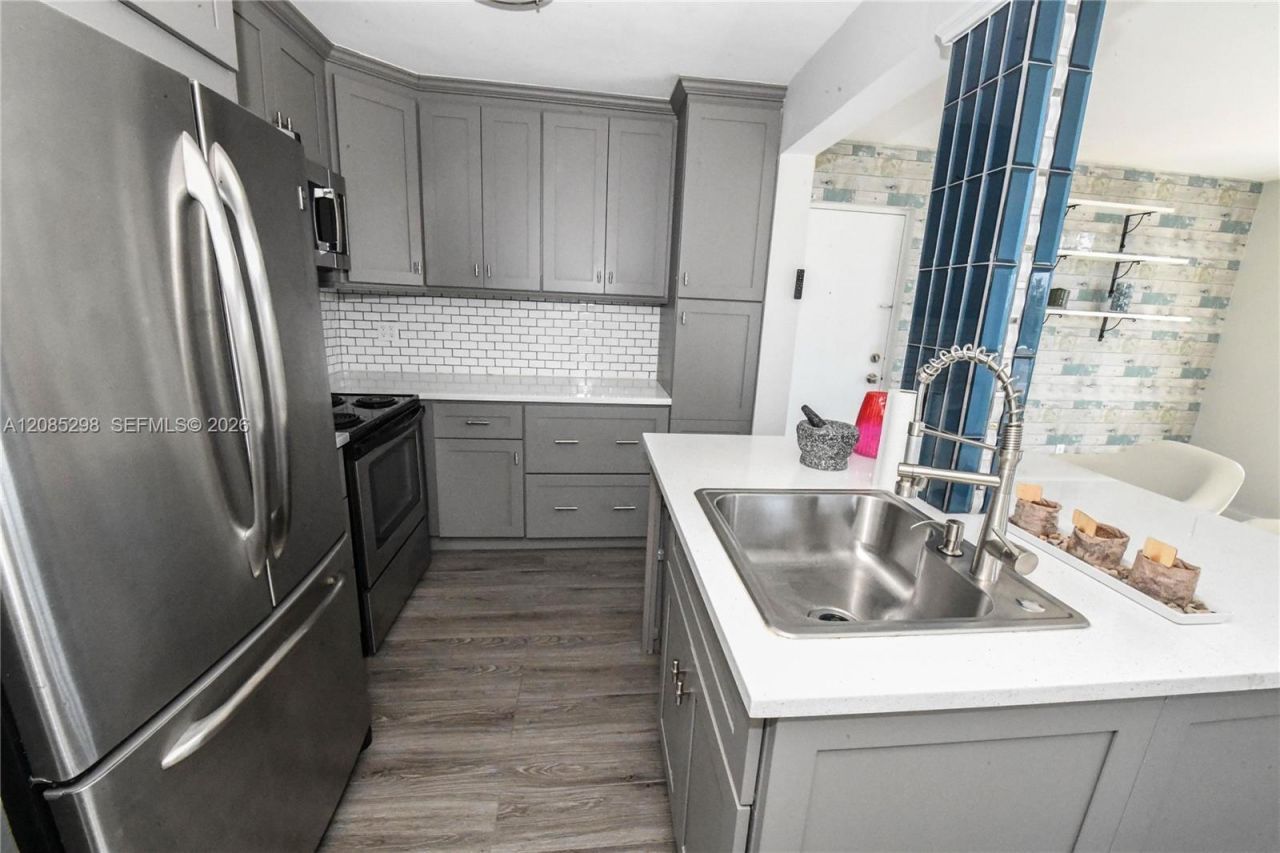 8305 Crespi Blvd, Unit 4D, Miami Beach, FL 33141 Photo