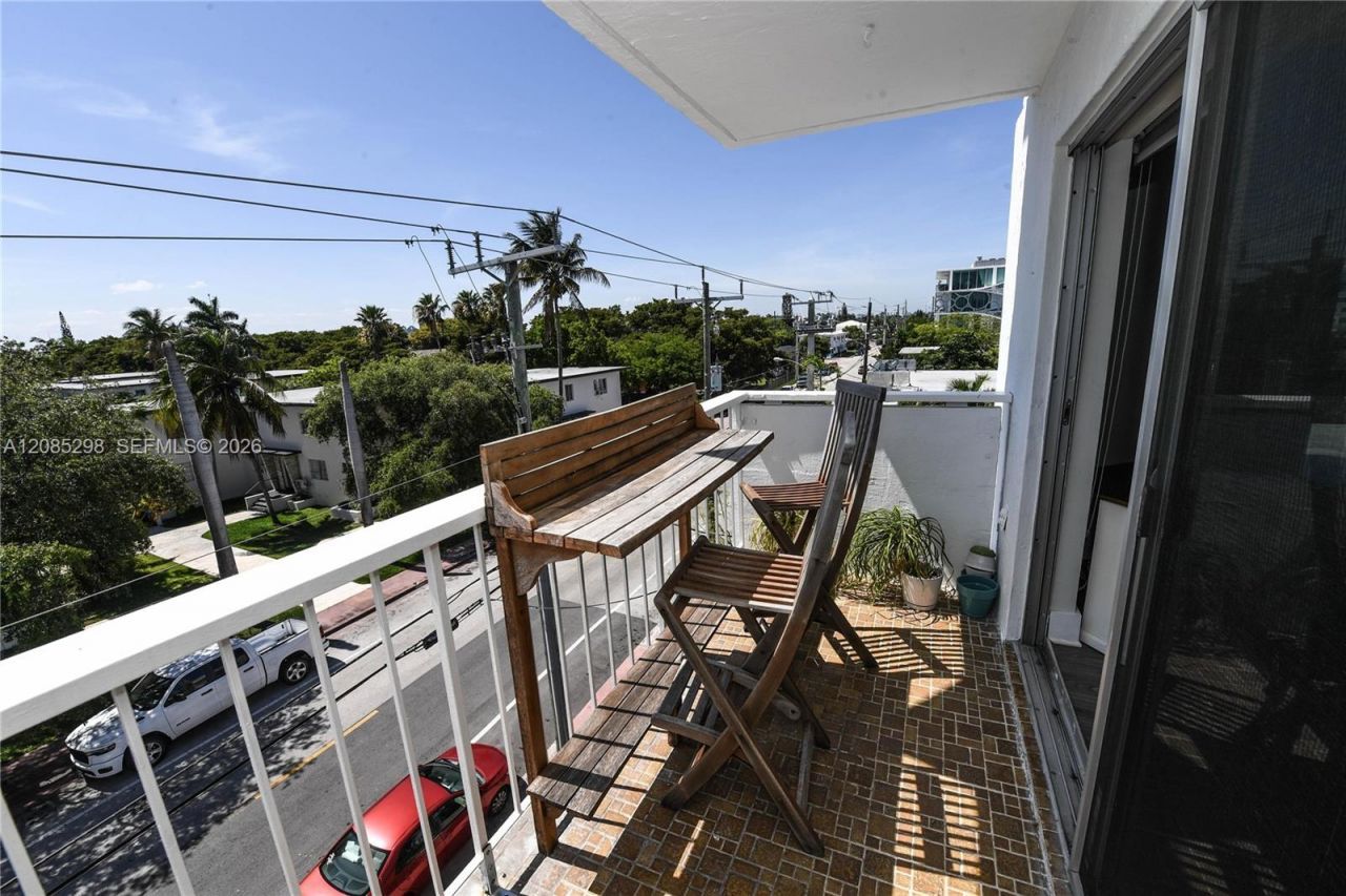 8305 Crespi Blvd, Unit 4D, Miami Beach, FL 33141 Photo