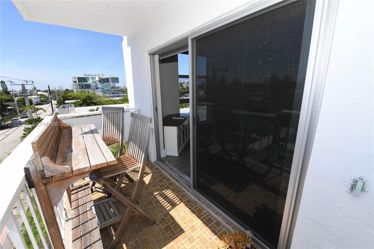8305 Crespi Blvd, Unit 4D, Miami Beach, FL 33141 Photo