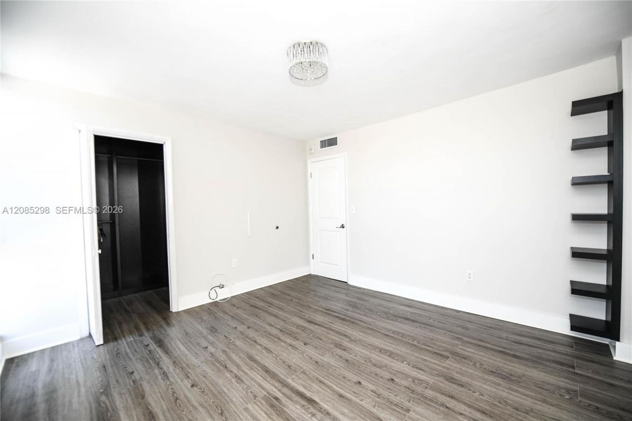 8305 Crespi Blvd, Unit 4D, Miami Beach, FL 33141 Photo