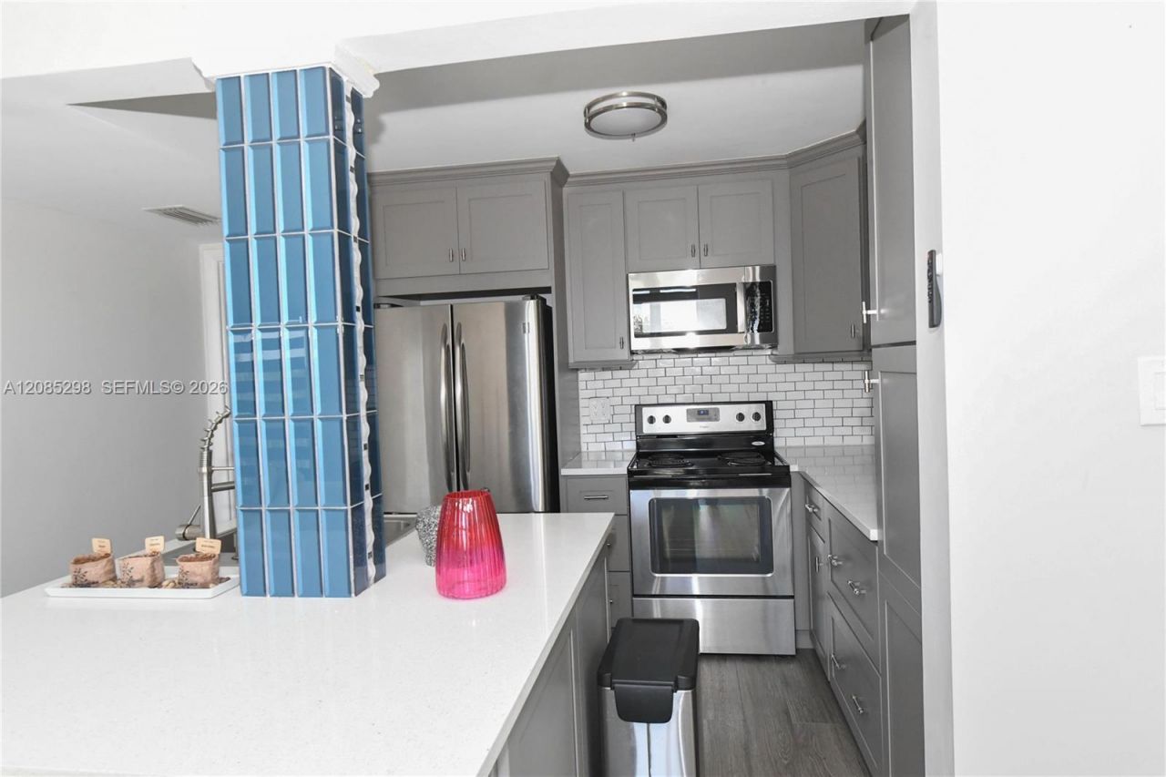 8305 Crespi Blvd, Unit 4D, Miami Beach, FL 33141 Photo