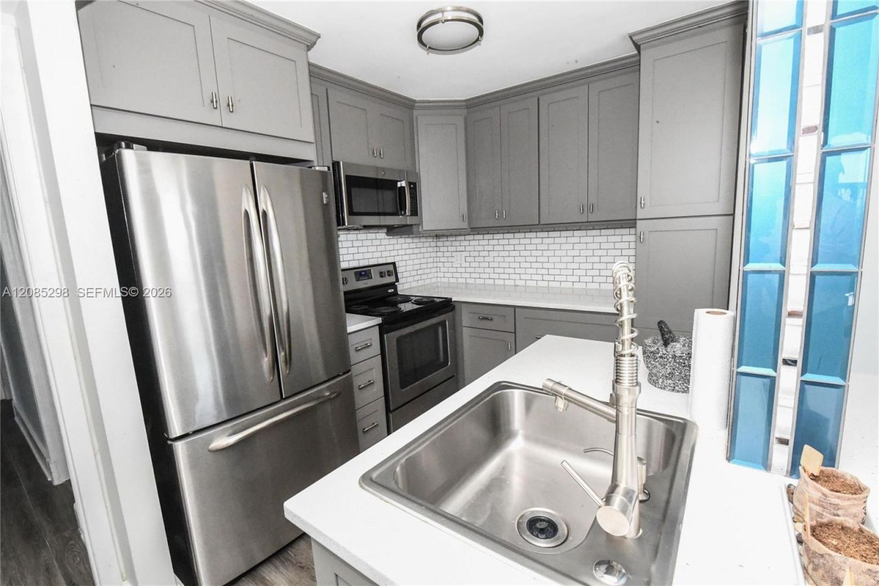 8305 Crespi Blvd, Unit 4D, Miami Beach, FL 33141 Photo