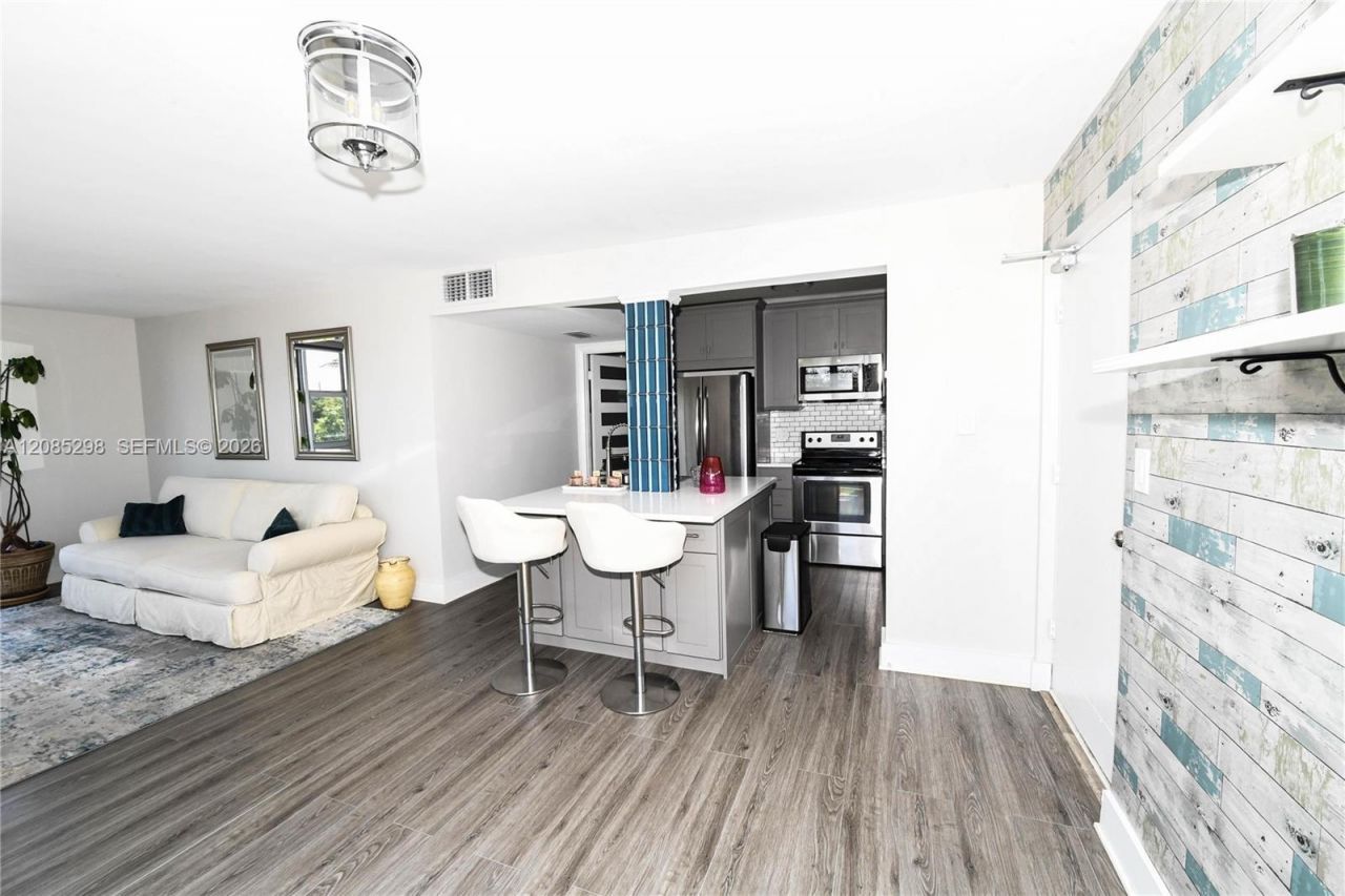 8305 Crespi Blvd, Unit 4D, Miami Beach, FL 33141 Photo