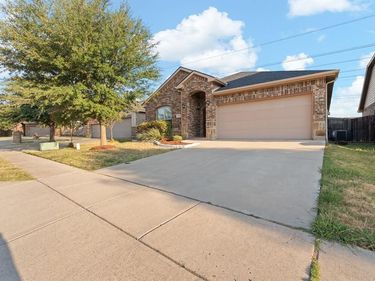 1105 Sierra Blanca Drive, Fort Worth, TX 76028
