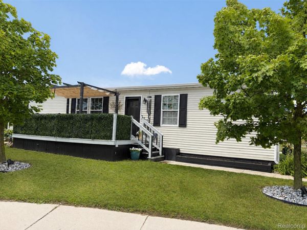 9860 Townsquare blvd , Fenton, Mi 48430
