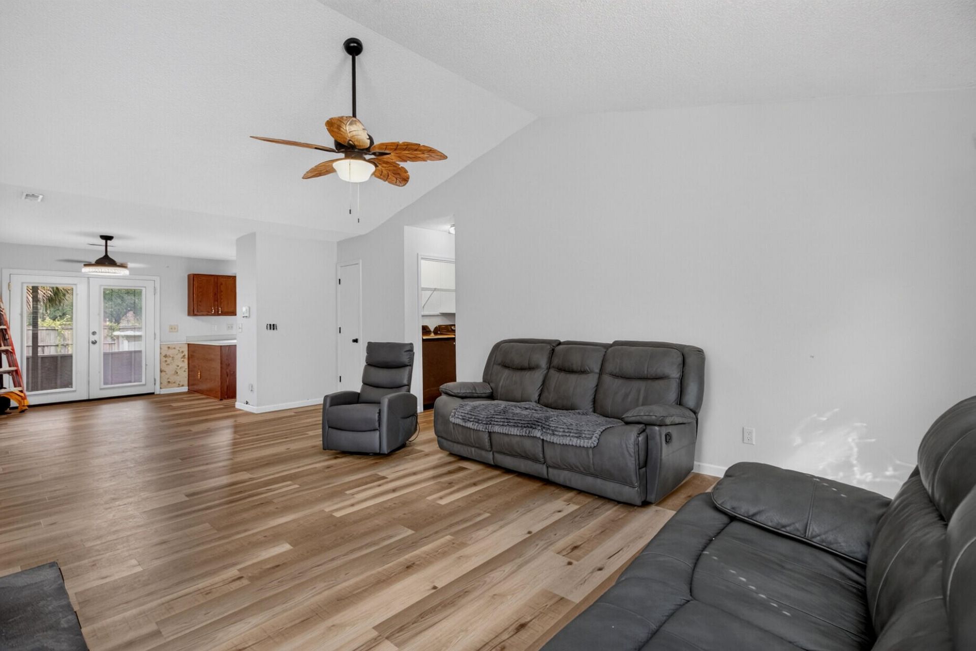 433 Courtland Drive Photo 4