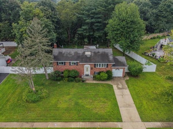 12 Bennington Place , Wheatley Heights, NY 11798