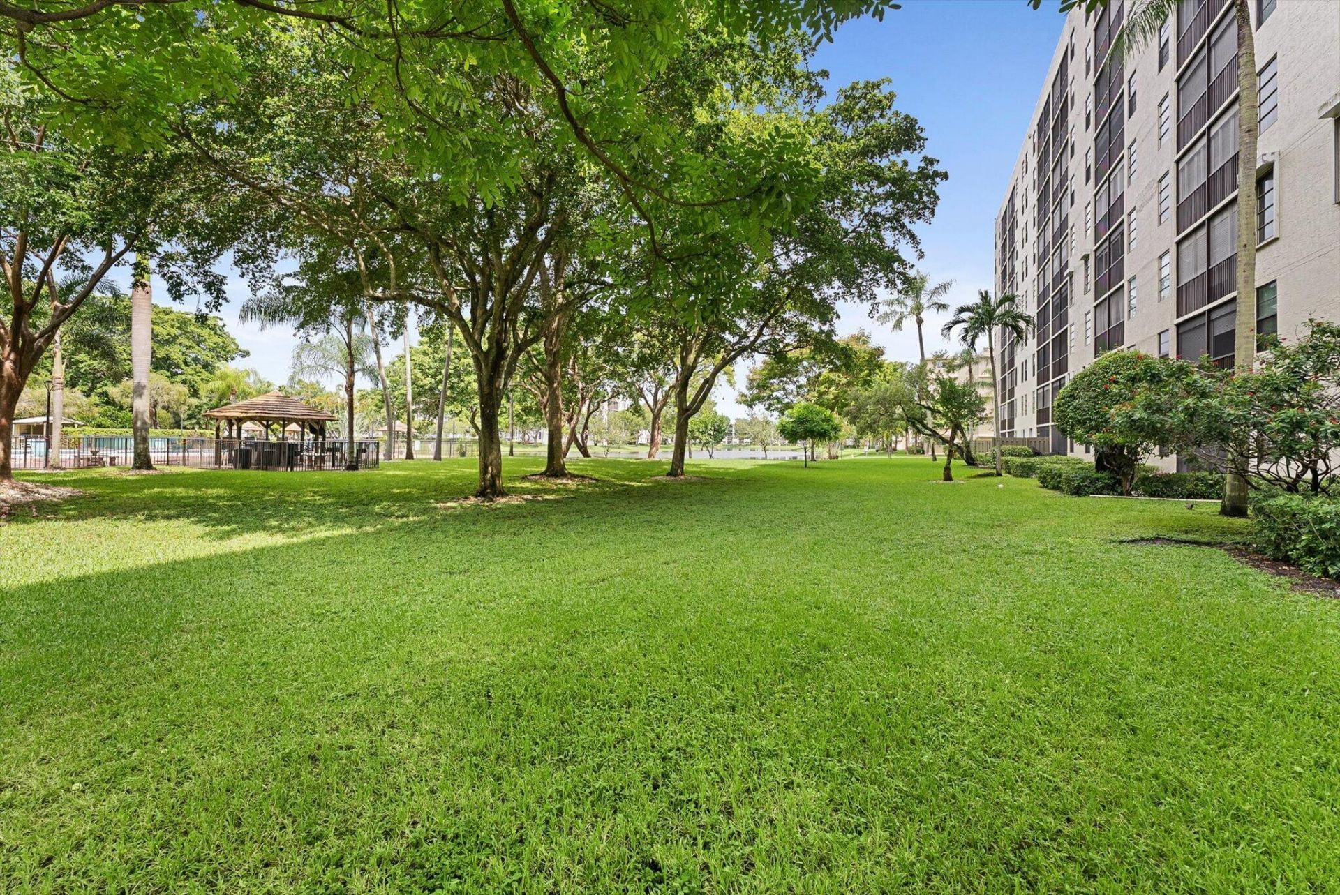2112 S Cypress Bend Drive, Unit 607, Pompano Beach, FL 33069 Photo